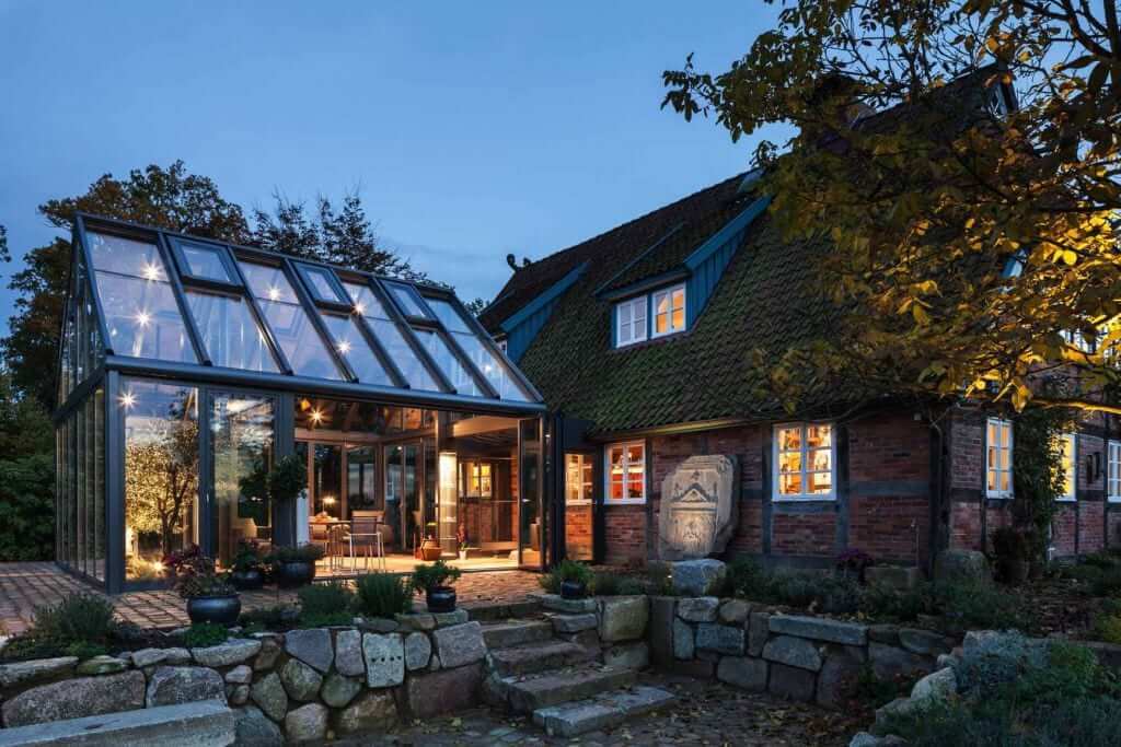 Solarlux-Wintergarten-Akzent-Plus-an einem Fachwerkhaus(1) von Sonne Rundum in Hamburg