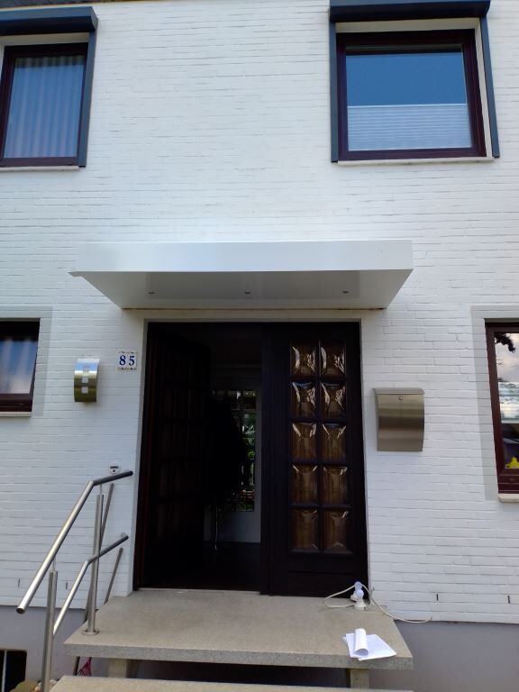 Kompotherm Referenz Überschub-Vordach von Vorne von Sonne Rundum in Hamburg