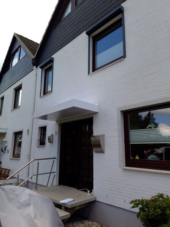 Kompotherm Referenz Überschub-Vordach weiß von Sonne Rundum in Hamburg