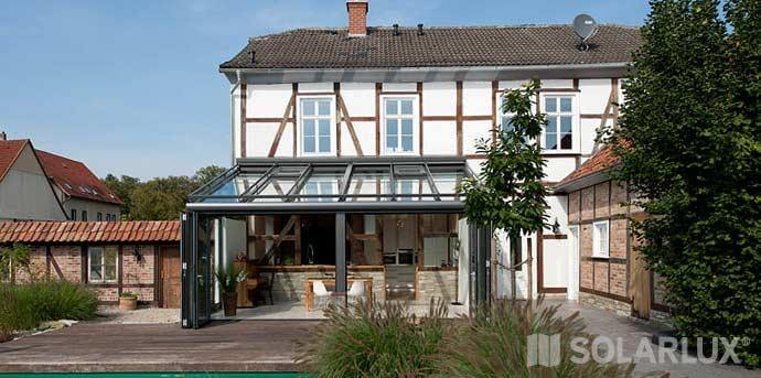 Solarlux-Wintergarten-Nobiles-an einem Fachwerkhaus von Sonne Rundum in Hamburg