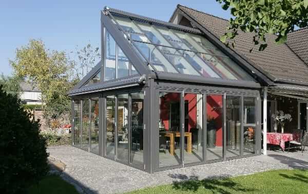 Wintergarten-Solarlux-SDL Avantgarde an der Giebelseite eines Hauses von Sonne Rundum in Hamburg