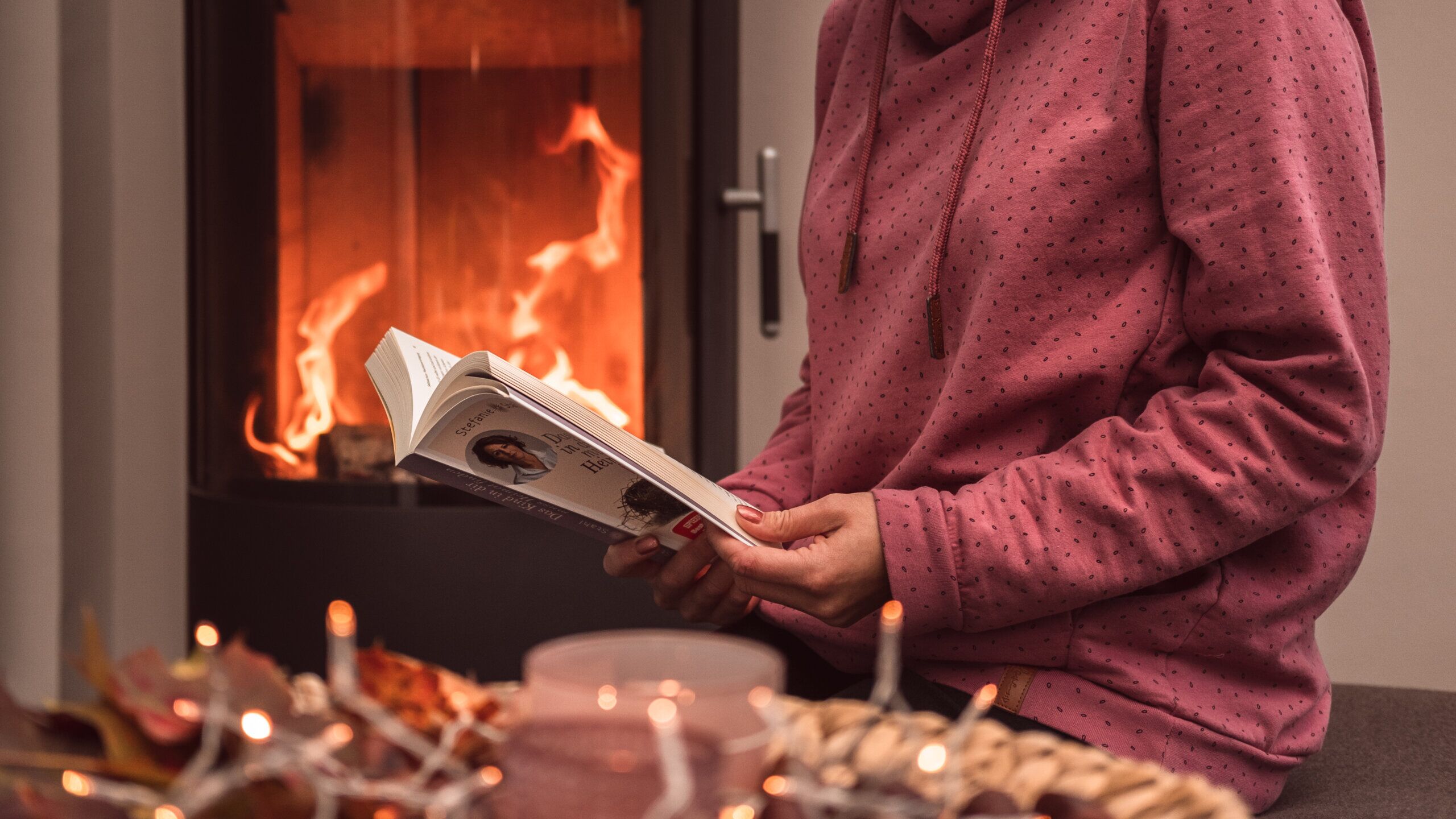Detail Beitrag Wintergarten von Solarlux – Wohlfühlen im Herbst Model mit Buch von Sonne Rundum bei Hamburg