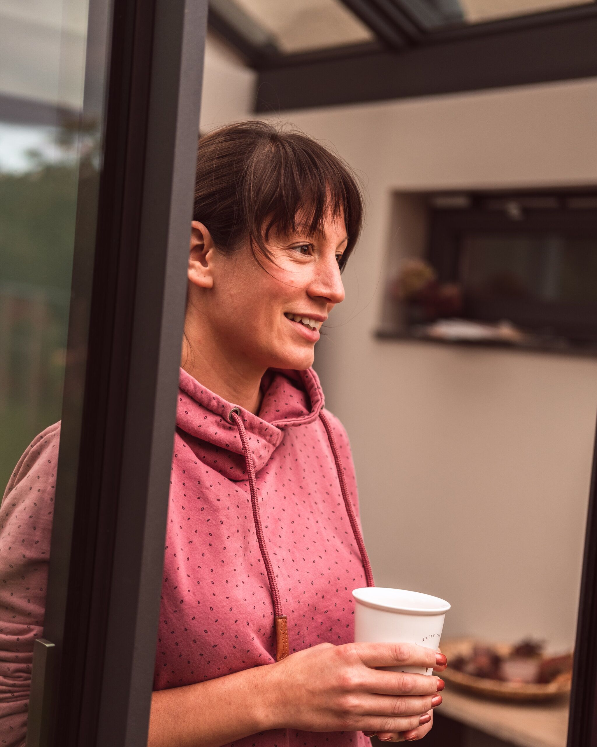 Galeriebild Beitrag Wintergarten von Solarlux – Wohlfühlen im Herbst Model mit Kaffee von Sonne Rundum bei Hamburg