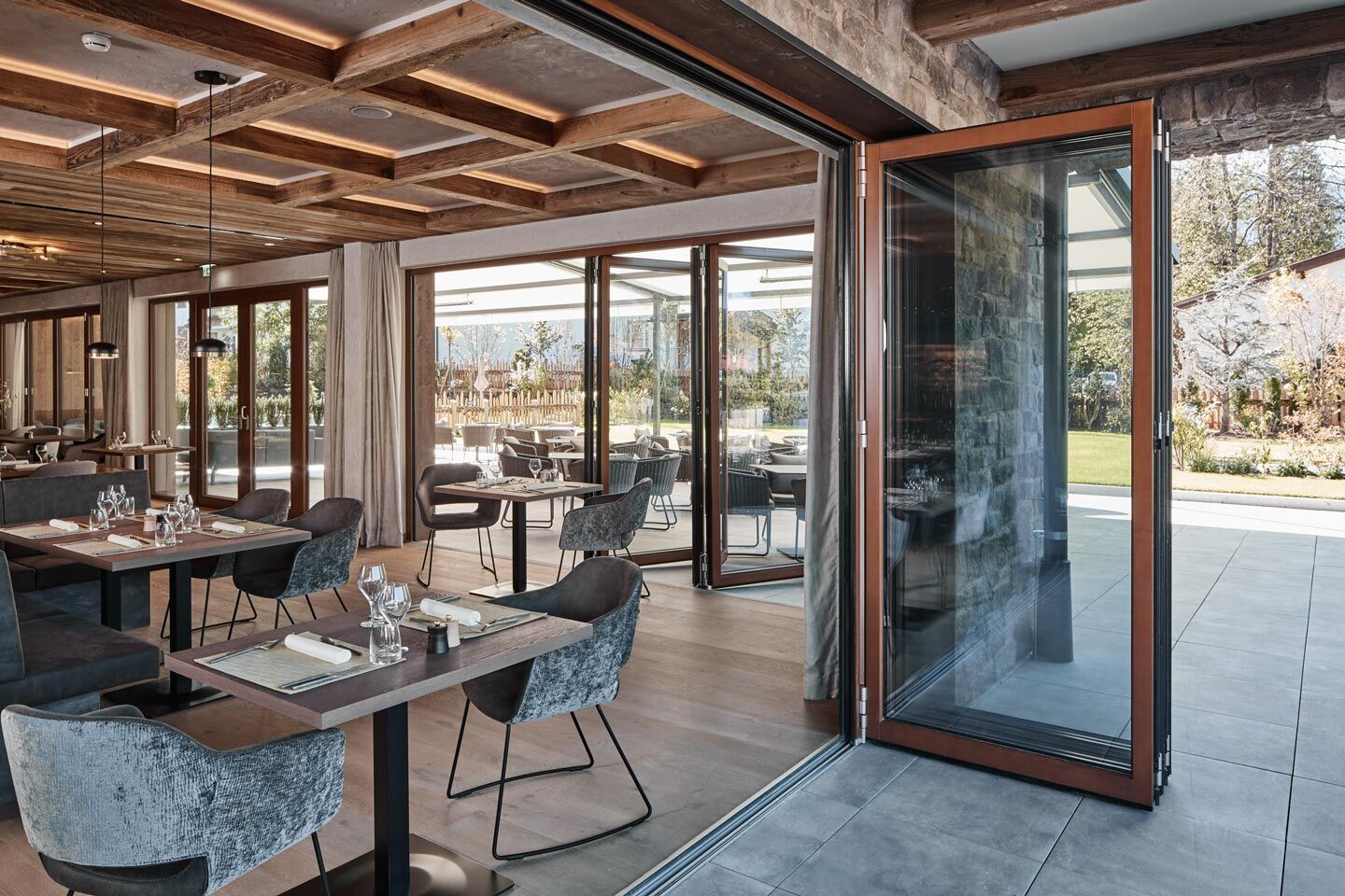 Galeriebild milieu Solarlux Woodline in einem Restaurant von Sonne Rundum in Hamburg