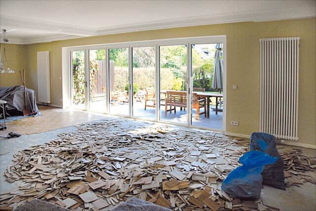 Bild von den Entstehungsarbeiten einer Solarlux Glasfaltwand nach dem Umbau