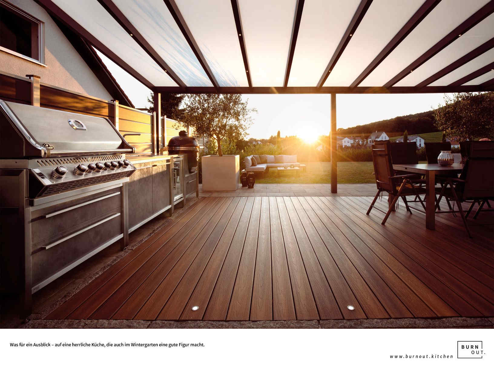 Moderne Terrasse mit Überdachung und Grillbereich im Sonnenuntergangs Ambiente