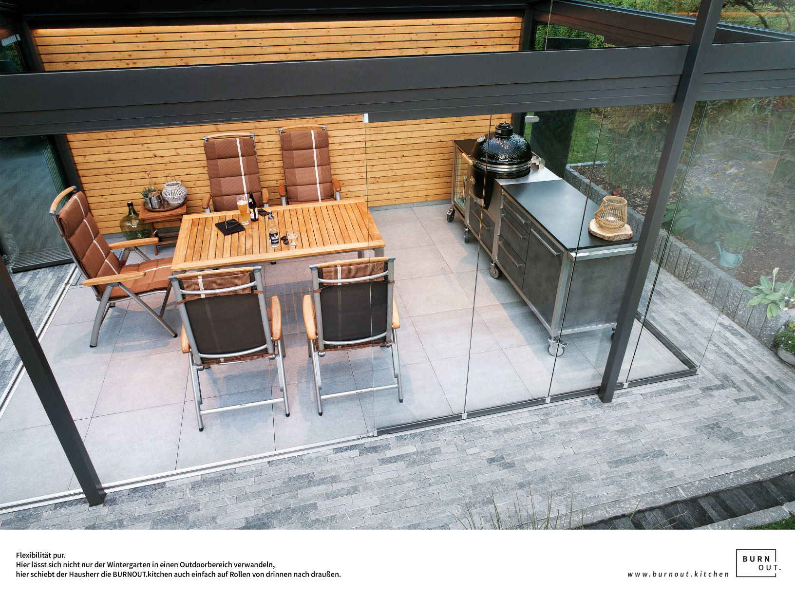 Moderner Grillbereich integriert in freistehenden Wintergarten im Außenbereich