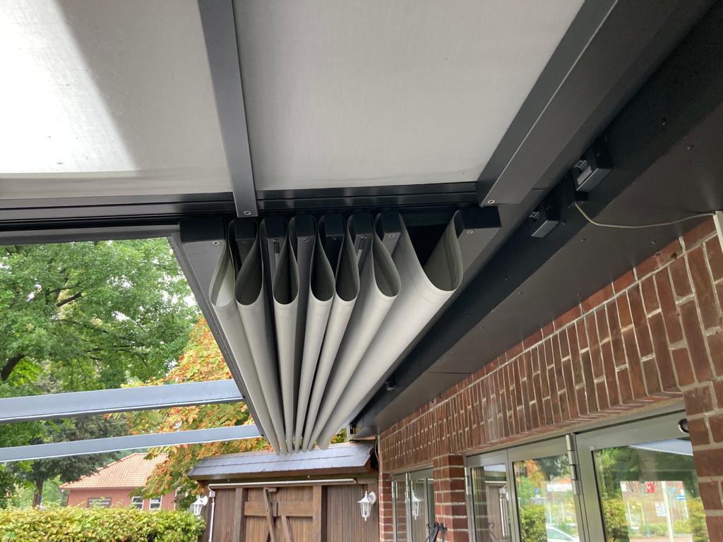 Markilux Pergola Stretch als Terrassenüberdachung für die Gastronomie mit gefaltetem Tuch von Sonne Rundum in Hamburg