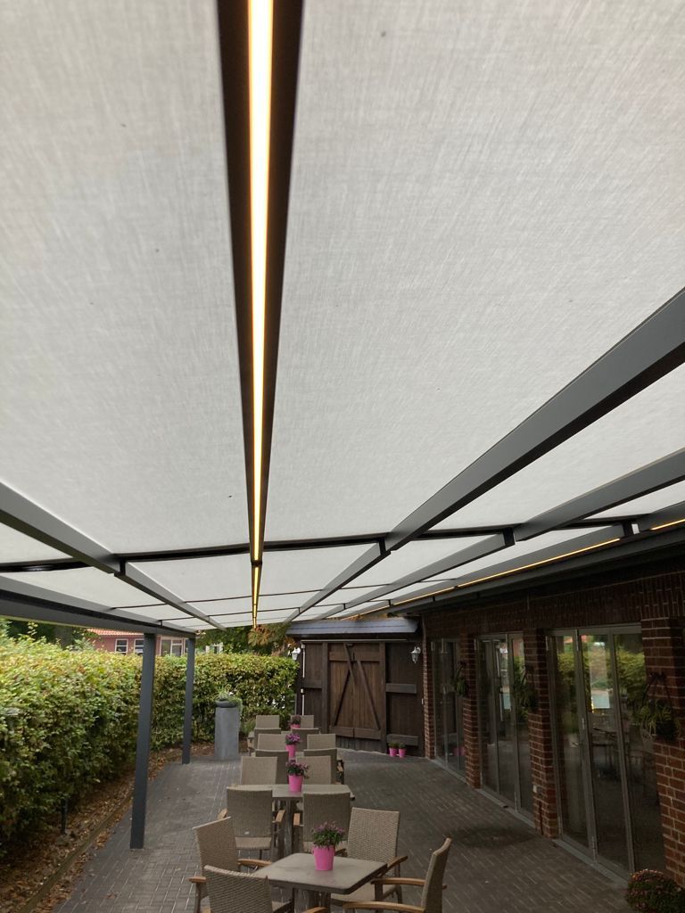 Markilux Pergola Stretch als Terrassenüberdachung für die Gastronomie hochkant Ansicht von Sonne Rundum in Hamburg