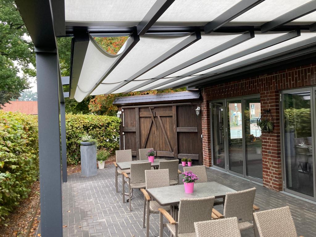 Markilux Pergola Stretch als Terrassenüberdachung für die Gastronomie von Sonne Rundum in Hamburg