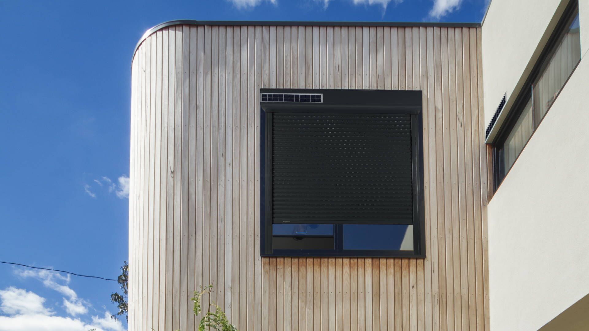 Bubendorff moderner Solar-Rollladen an Holzfassade von Sonne Rundum bei Hamburg