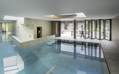 Pool im Grünen dank Glas-Faltwand