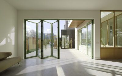 Bunte Glas-Faltwände setzen Akzente