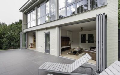 Wie moderne Glas-Faltwände alten Häusern neues Leben einhauchen